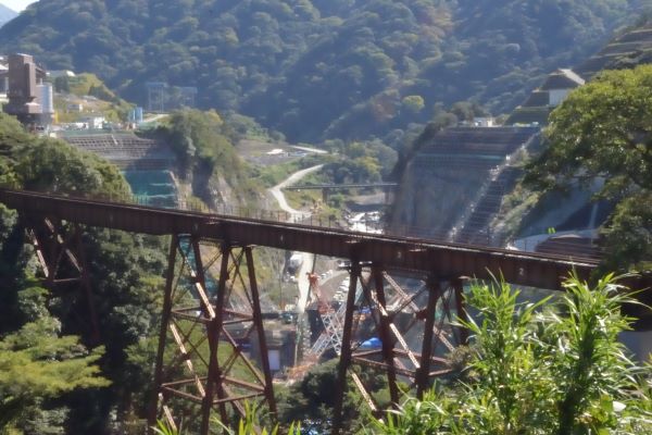 立野ダム（阿蘇）とトロッコ列車の線路